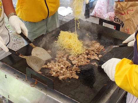 野田LCの焼きそばはお肉がタップリ！超豪華！