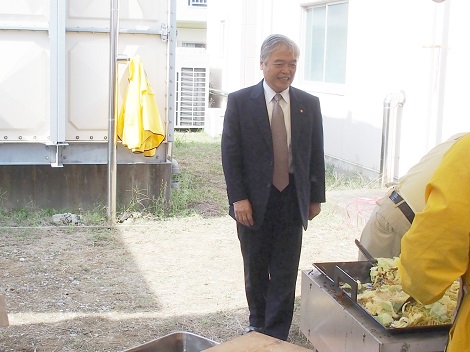 市長野田LC名物の焼きそばを激励